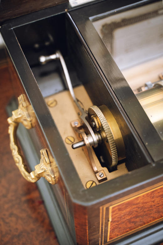 独角鹿西洋古董19世纪末瑞士出品铜鎏金精雕提手装饰描金黄檀木贴面外箱配曼陀铃短笛滚轴式带底桌大型音乐盒 商品图6