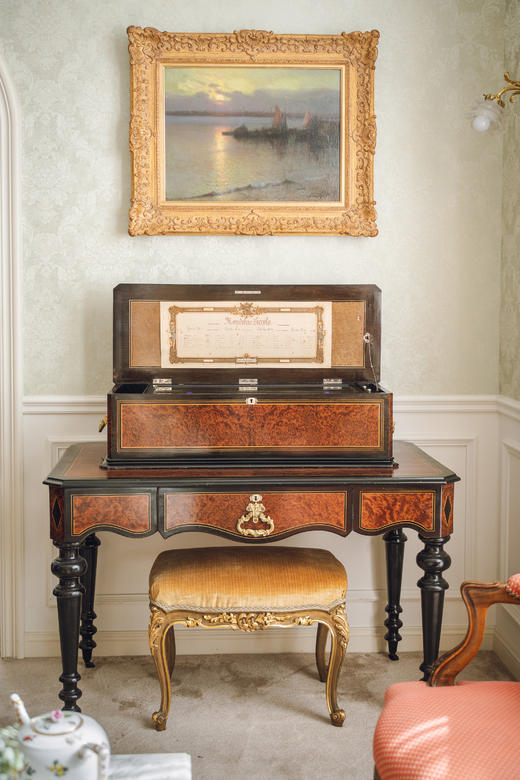 独角鹿西洋古董19世纪末瑞士出品铜鎏金精雕提手装饰描金黄檀木贴面外箱配曼陀铃短笛滚轴式带底桌大型音乐盒 商品图1