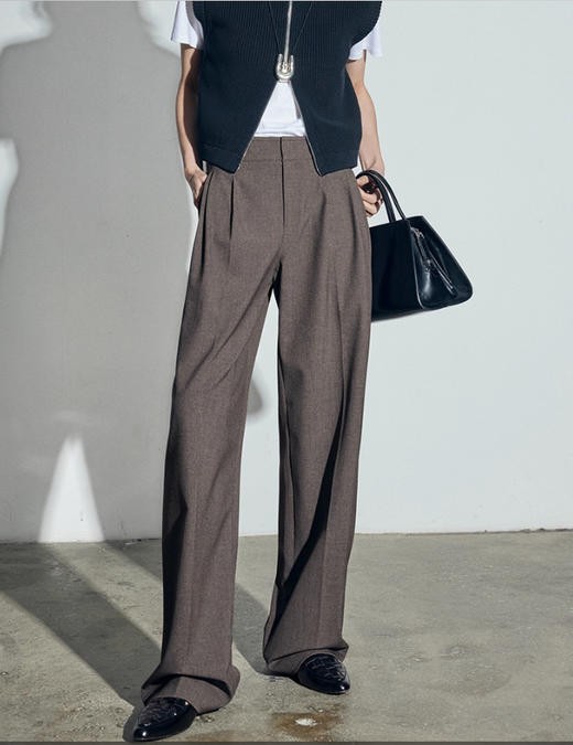 松露灰棕多层打褶阔腿西裤 温柔灰调清冷西装裤 高智感拿捏得刚刚好 三道褶设计 自带复古书卷气 精致 TR 面料 超好打理 商品图1