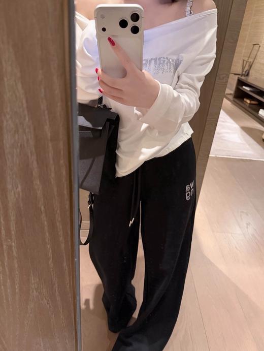 点此购买 大王春秋季女士字母重工烫钻斜肩长袖休闲裤套装 LL 342516 商品图0