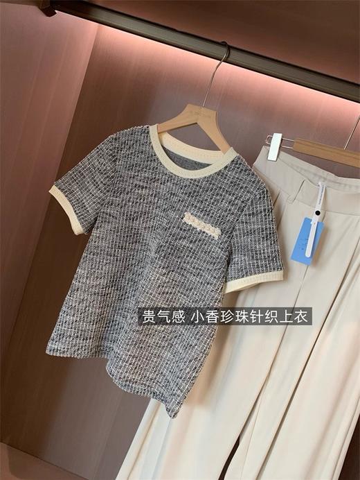 二店y 【3045】 贵气感~珍珠胸袋小香风肌理感浮雕 圆领短袖T恤 商品图2