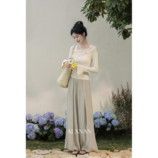 鹿向南「琉璃花海」小众设计感杏色长袖t恤女春短款修身法式上衣 商品图3