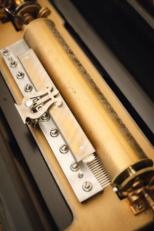 独角鹿西洋古董19世纪末瑞士出品铜鎏金精雕提手装饰描金黄檀木贴面外箱配曼陀铃短笛滚轴式带底桌大型音乐盒 商品图7