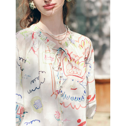 两三事 小岛微风 2026春季新款趣味印花绑带v领灯笼袖衬衫女宽松 商品图2