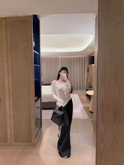 点此购买 大王春秋季女士字母重工烫钻斜肩长袖休闲裤套装 LL 342516 商品图4