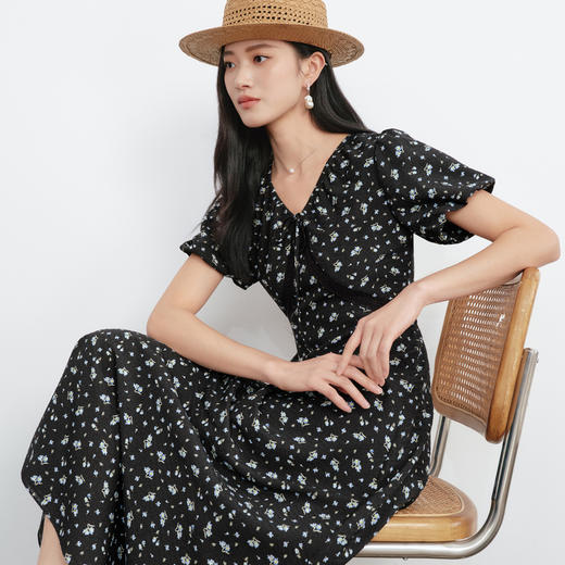 【严选】朱珠代言伊芙丽法式优雅收腰显瘦V领雪纺碎花连衣裙女2026新款1H4990511 商品图3