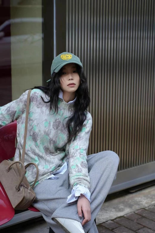 水彩花卉印花套头衫 𝑯型直筒版型 轮廓松弛恰到好处 面料定向拉毛 轻盈蓬松 水彩花卉印染 表面细腻的绒感肌理 商品图3