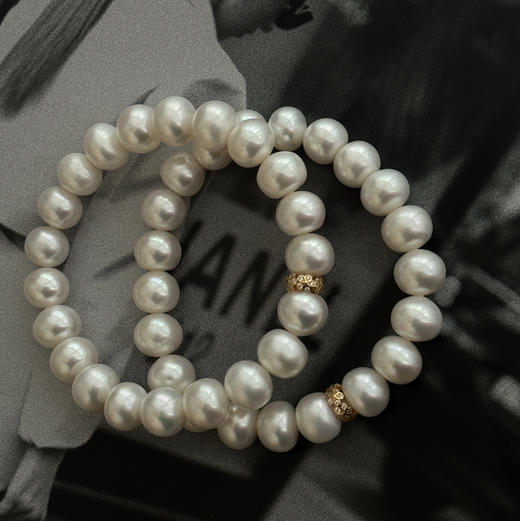 大家都喊补货 比上次3/8活动要小一号的无核珍珠做的 9-11mm左右 亮度很好 基本无暇 不是正圆哦 追求正圆勿拍 价格上尽力了 399/串 商品图5