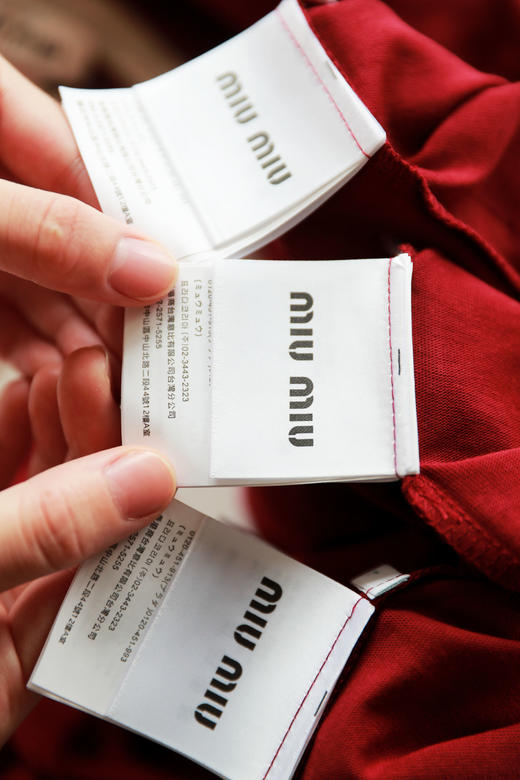 宫廷复古红tee，胸口小标刺绣。显白亲肤棉圆领撞色t恤女E031758 商品图3