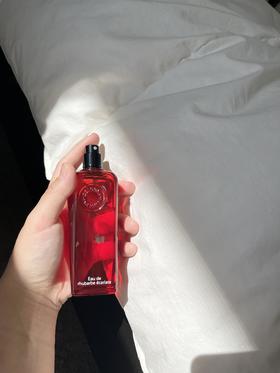 如果说这个夏天只能选择一瓶香水，我会毫不犹豫的拿走这瓶 爱马仕绯红火参(又名:血色大黄) 浆果配麝香 穿透力极强 感觉像天气暴热的时候 误闯了森林 闻后就是心情大好