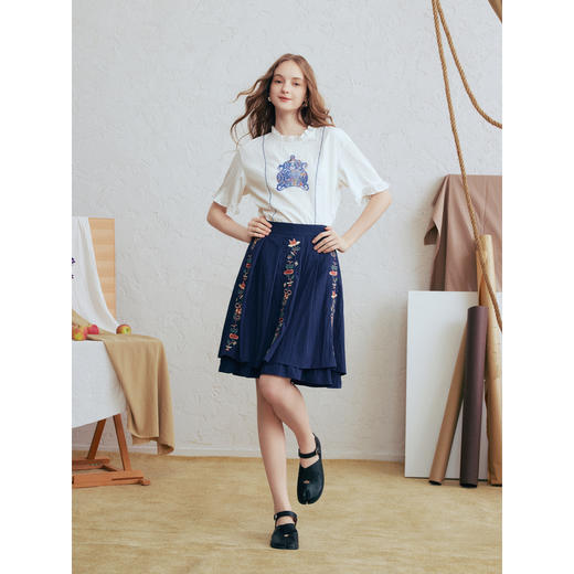 两三事 古谣折痕 2026春季新款森女风绣花压褶双层裙摆短裙半身裙 商品图2