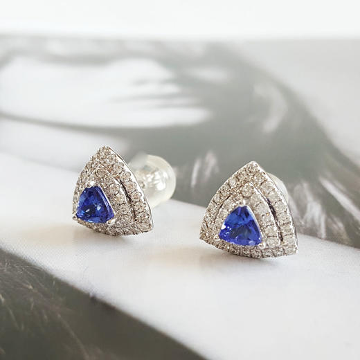 【天然正品】AU750白金豪镶钻镶天然近全净体三角型5A级0.683克拉坦桑石耳钉17.2*11.0MM（皆取最大值）060326NJS02 商品图2