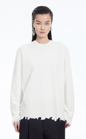 剪纸切割圆领T恤 极简主义遇见解构美学T恤 落肩剪裁 微宽袖口 丝光面布 垂坠性好 面料织出细微的纹理质感