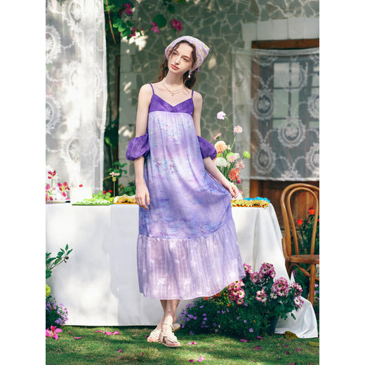 两三事 无尽夏 2026春季新款度假风露肩花苞袖印花连衣裙长裙 商品图3