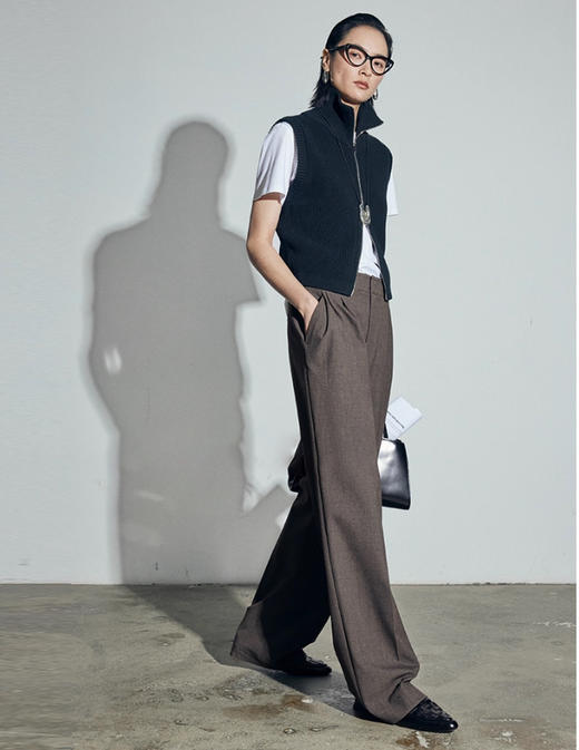 松露灰棕多层打褶阔腿西裤 温柔灰调清冷西装裤 高智感拿捏得刚刚好 三道褶设计 自带复古书卷气 精致 TR 面料 超好打理 商品图5