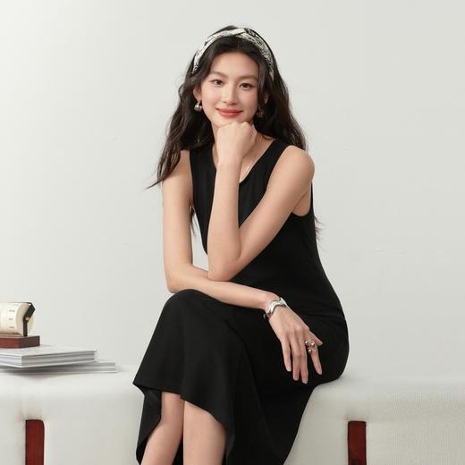 【严选】诗凡黎小黑裙无袖针织背心连衣裙2026夏新款抽褶收腰优雅显瘦裙子7H2290221 商品图2
