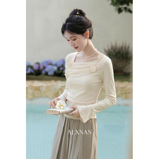 鹿向南「琉璃花海」小众设计感杏色长袖t恤女春短款修身法式上衣 商品图0