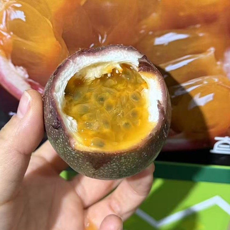 （包邮）苮食～蜜桃百香果【大果 净重约2斤】~它可不是普通红百香果！切开就是一兜汁水，带着蜜桃的香味，香喷喷的，甜多一丢丢的酸，比黄金百香果还要好吃，超级推荐！