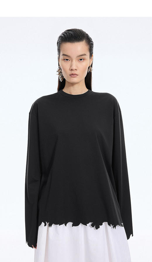 剪纸切割圆领T恤 极简主义遇见解构美学T恤 落肩剪裁 微宽袖口 丝光面布 垂坠性好 面料织出细微的纹理质感 商品图2