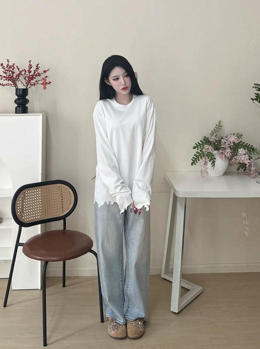 剪纸切割圆领T恤 极简主义遇见解构美学T恤 落肩剪裁 微宽袖口 丝光面布 垂坠性好 面料织出细微的纹理质感 商品图5