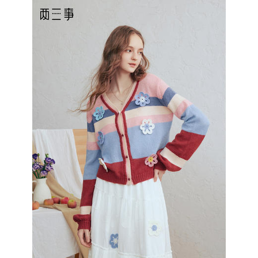 两三事 糖心信号 2026春季新款立体手钩花撞色条纹针织开衫女短款 商品图0