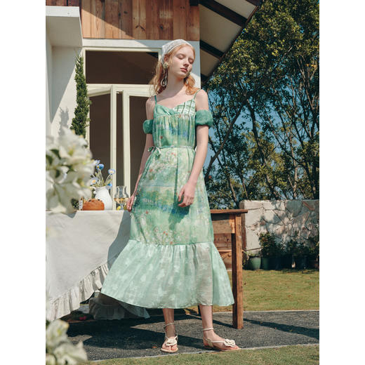 两三事 无尽夏 2026春季新款度假风露肩花苞袖印花连衣裙长裙 商品图1