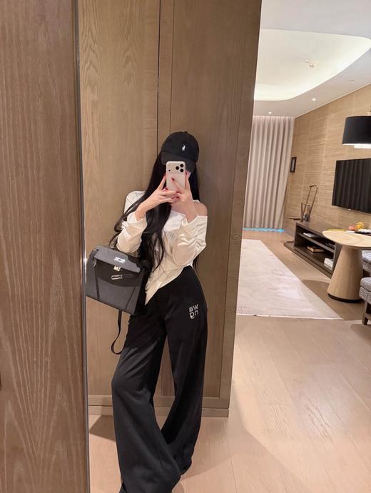 点此购买 大王春秋季女士字母重工烫钻斜肩长袖休闲裤套装 LL 342516 商品图3