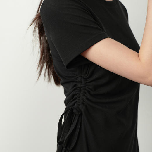 【严选】诗凡黎小黑裙短袖圆领针织连衣裙2026夏新款侧边抽绳收腰显瘦裙子7H3390231 商品图3