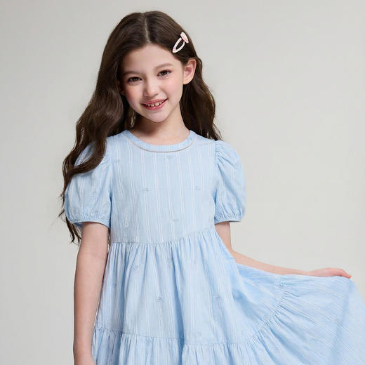 笛莎Deesha 2026年夏季新款中童女童F时尚出街肌理感蓝色条纹棉布精美刺绣泡泡袖连衣裙 商品图1