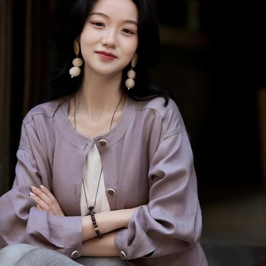 下单3-7天发货！LONGNVFAIR 天丝醋酸圆领短外套 自带“空调纤维”属性 轻盈透气吸湿速干 宽松落肩剪裁 遮肉显瘦 包容各种身材 商品图6