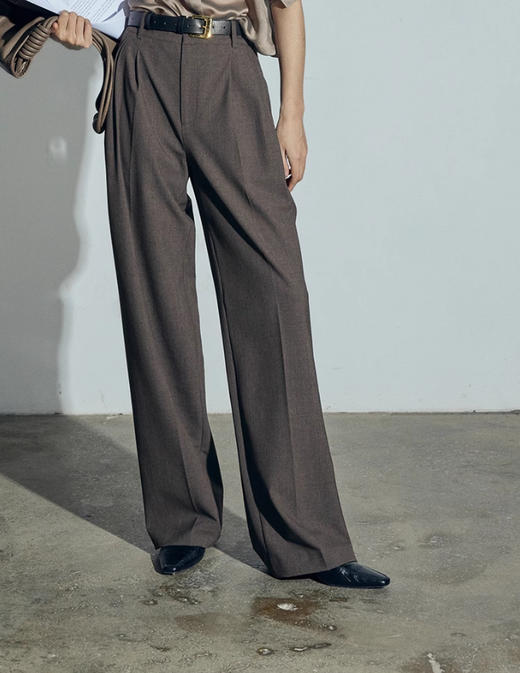 松露灰棕多层打褶阔腿西裤 温柔灰调清冷西装裤 高智感拿捏得刚刚好 三道褶设计 自带复古书卷气 精致 TR 面料 超好打理 商品图7