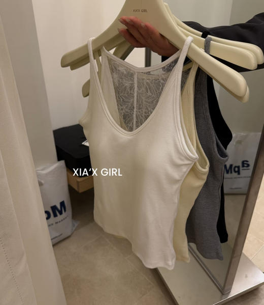 老米优品🎈69元买一送一！解锁氛围感穿搭《法式 U领自带bra蕾丝美背背心》95%棉+5%氨纶！小心机设计感 温柔又性感 螺纹棉亲肤透气 春夏内搭外穿显瘦 内搭衬衫 外搭牛仔西装LYZ 商品图8