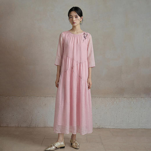 【林栖设计小店】柔花静栖|生活在左2026春夏新品苎麻粉色绣花宽松连衣裙1962233 商品图0