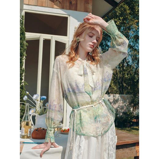 两三事 无尽假日 2026春季新款温柔风印花蕾丝拼接绑带长袖衬衫女 商品图1
