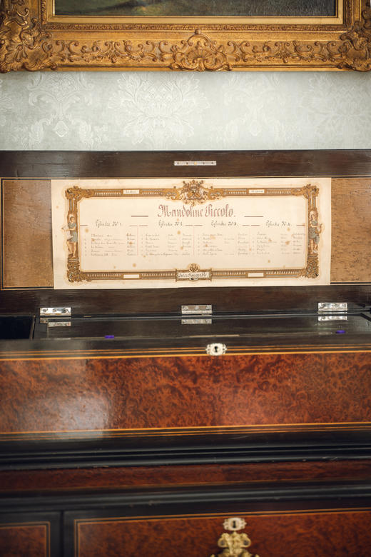 独角鹿西洋古董19世纪末瑞士出品铜鎏金精雕提手装饰描金黄檀木贴面外箱配曼陀铃短笛滚轴式带底桌大型音乐盒 商品图8