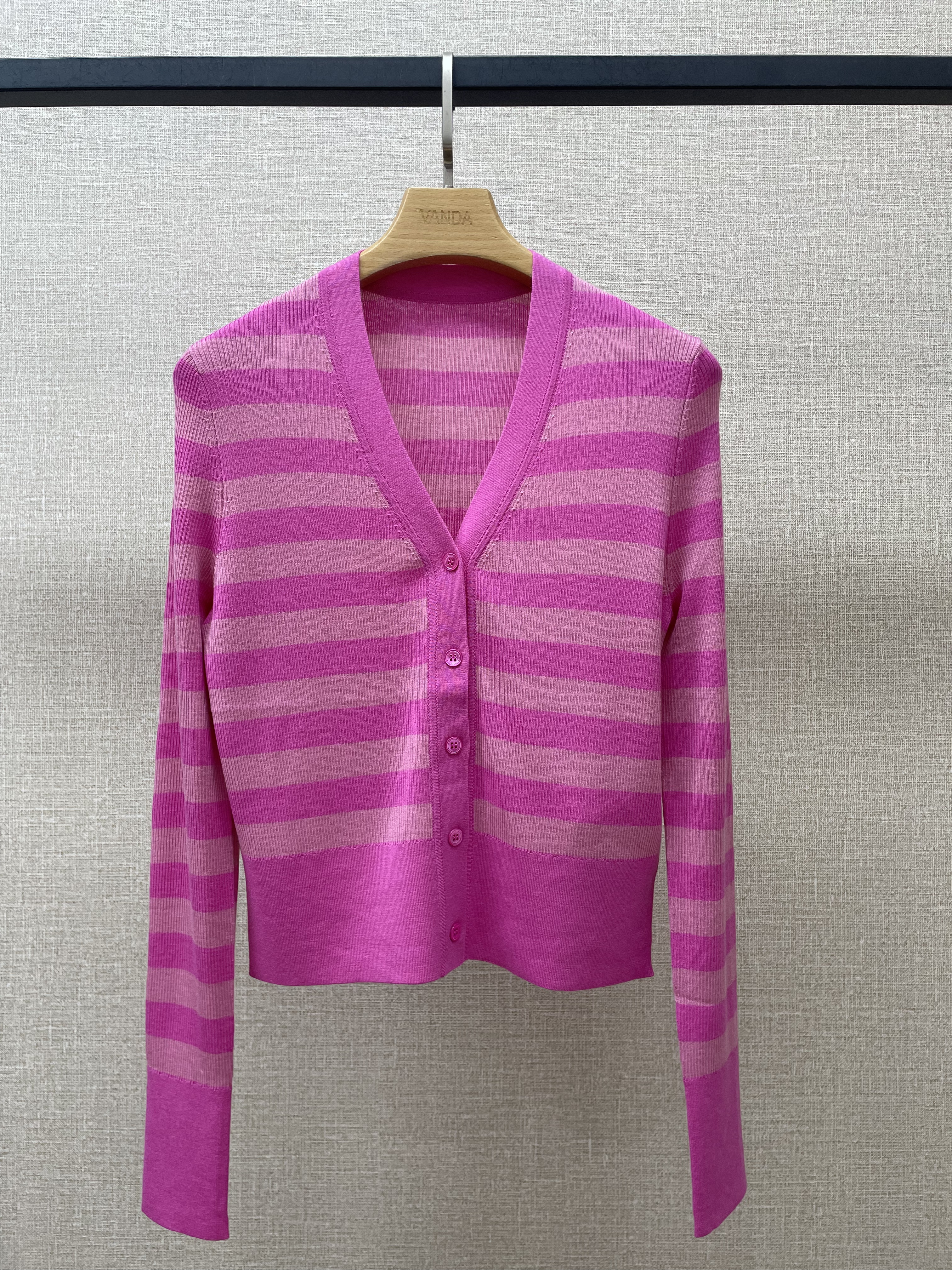 精纺羊毛条纹V领开衫