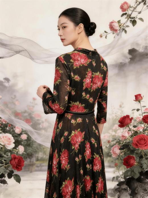 SC1S10_胭脂色_连衣裙_春夏_V领七分袖收腰系带黑底胭脂玫瑰印花大摆长款_高级女装_BERNIEELEN 伯妮斯茵 商品图14