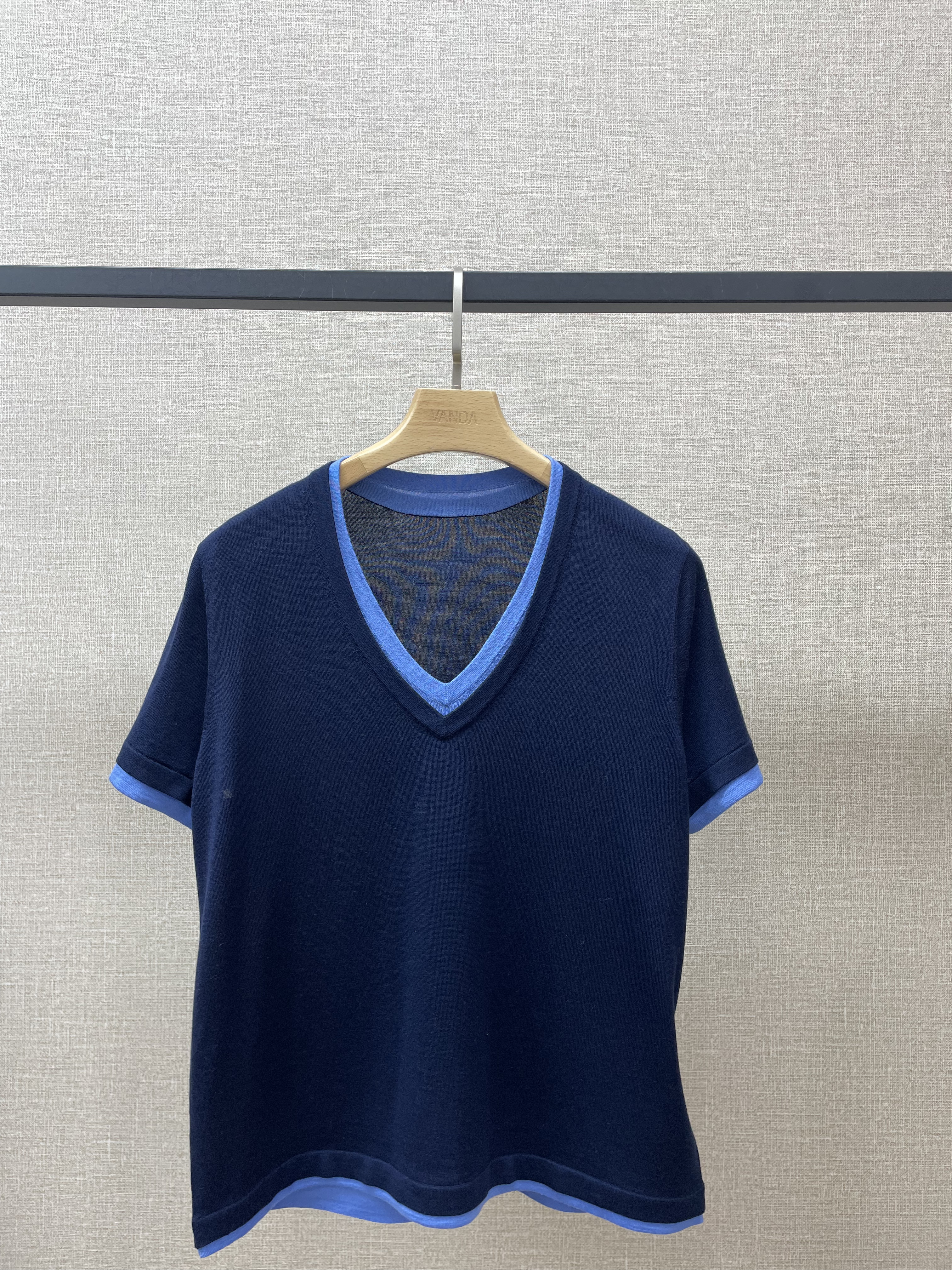 丝毛混纺V领上衣