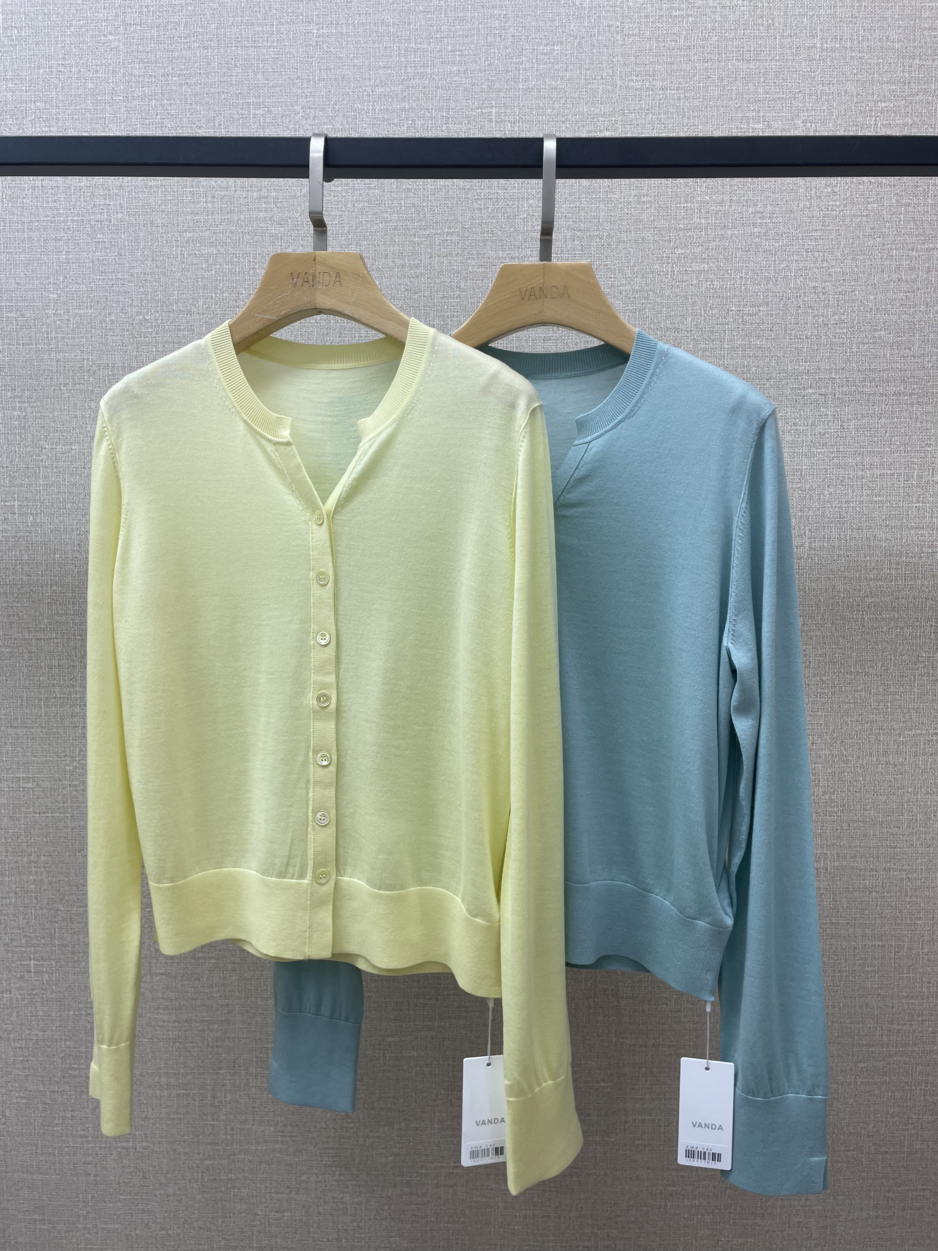 精纺羊毛V领纯色开衫