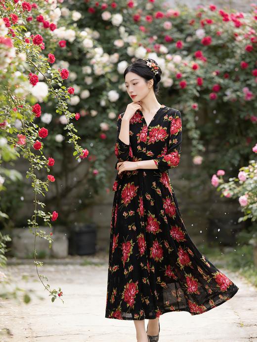 SC1S10_胭脂色_连衣裙_春夏_V领七分袖收腰系带黑底胭脂玫瑰印花大摆长款_高级女装_BERNIEELEN 伯妮斯茵 商品图2