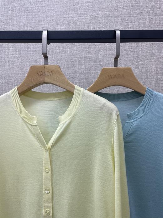 精纺羊毛V领纯色开衫 商品图1