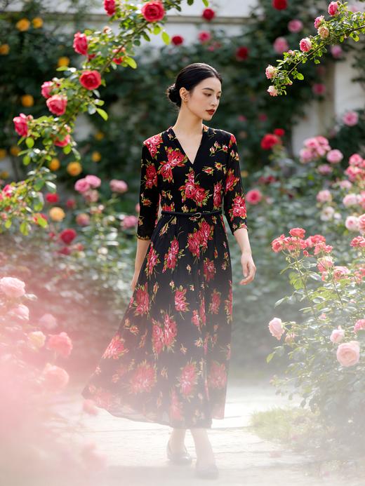 SC1S10_胭脂色_连衣裙_春夏_V领七分袖收腰系带黑底胭脂玫瑰印花大摆长款_高级女装_BERNIEELEN 伯妮斯茵 商品图4
