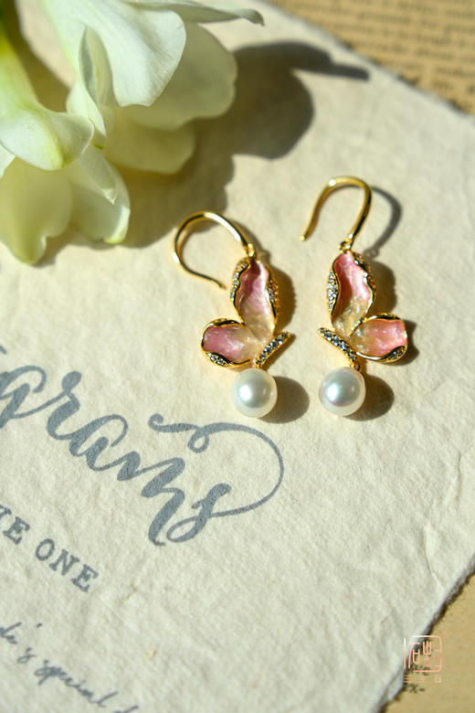 珐琅彩·蝶恋花 珍珠925银镀金项链 | 珐琅彩.蝶恋花 珍珠925银镀金耳饰 商品图3