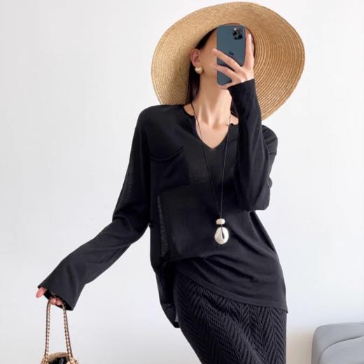 佐姿莎 亚麻针织高级感V领慵懒上衣 V领设计修饰脖颈线条 宽松廓形 遮肉显瘦不挑人 异色纱结纹理 细腻层次感 商品图5