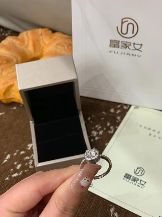 F031812没有女孩子能拒绝闪闪发亮莫桑钻小方糖戒指 商品图3