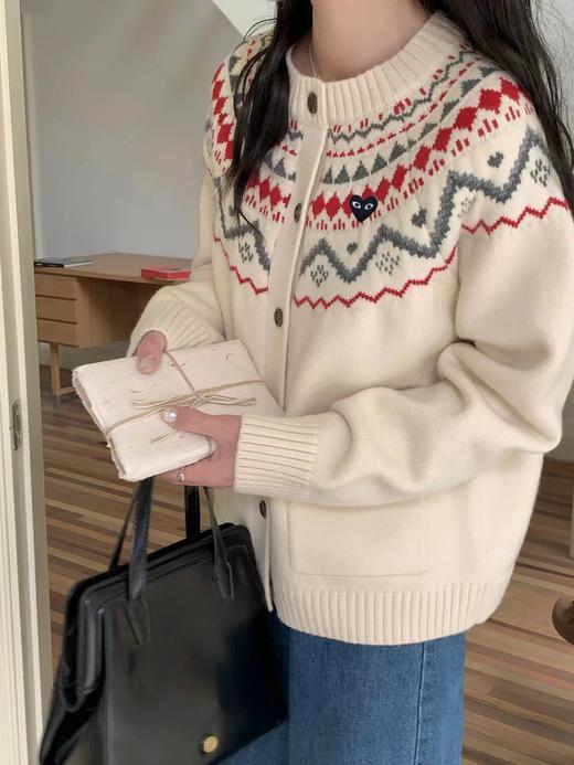 F031821米白色宽松圆领开襟复古温柔费尔岛提花针织开衫 商品图13