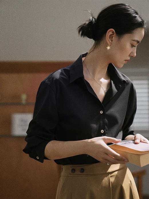 法式黑色金扣衬衫 金色镂空兰花扣点缀 莫代尔面料 筋骨感十足 商品图0