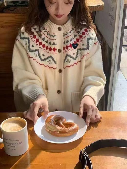 F031821米白色宽松圆领开襟复古温柔费尔岛提花针织开衫 商品图11