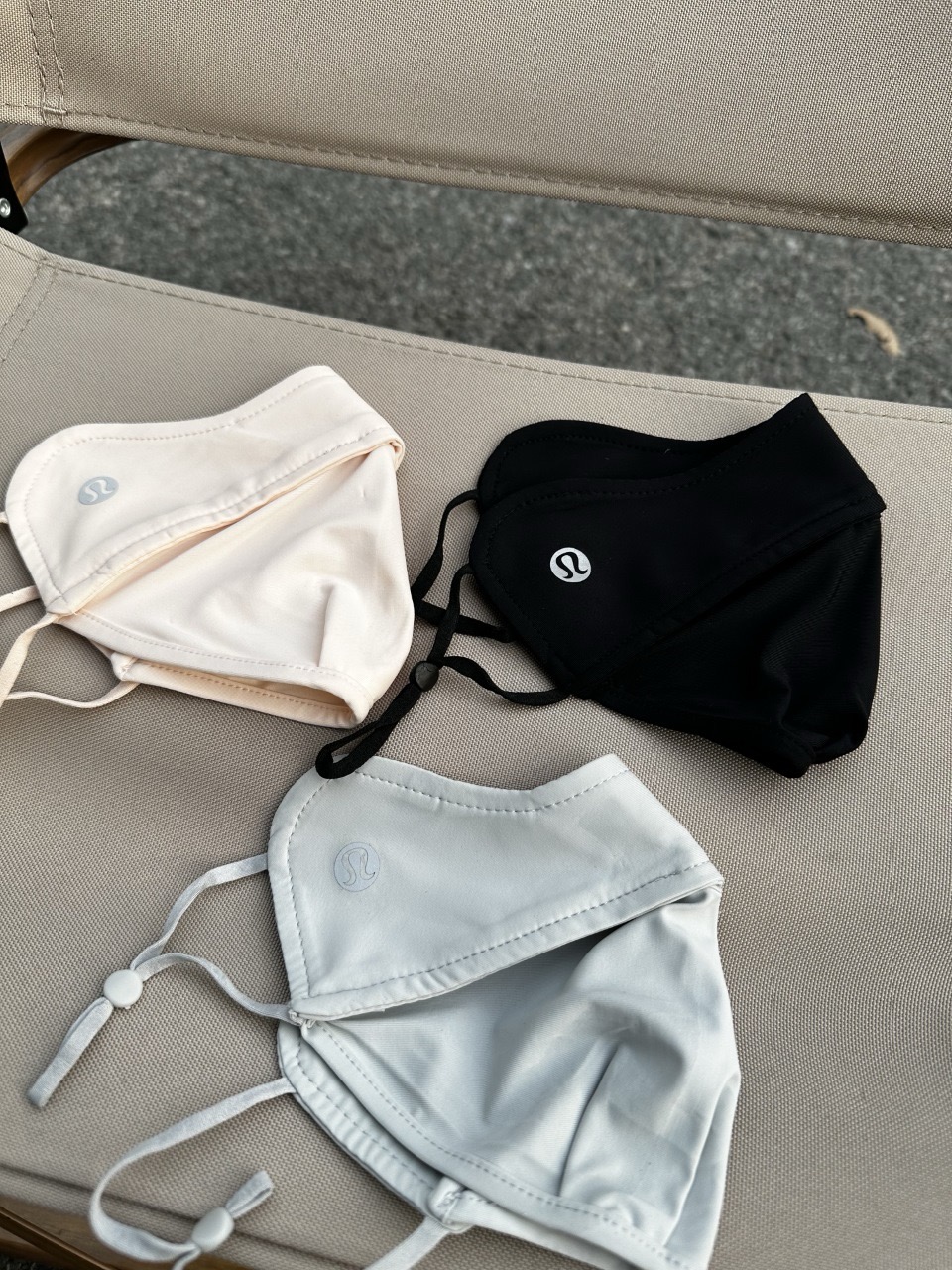 Lulu防晒口 罩冰感面料一戴即凉，三片式立体剪裁服帖显脸小