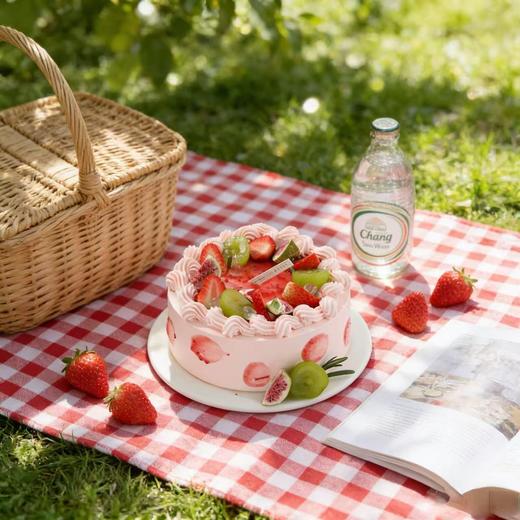 【草莓鲜果乐园】Ins风高颜值春日鲜果蛋糕，甜润草莓+鲜甜青提+无花果干，三重果香一口幸福快乐满满（深圳幸福西饼） 商品图1